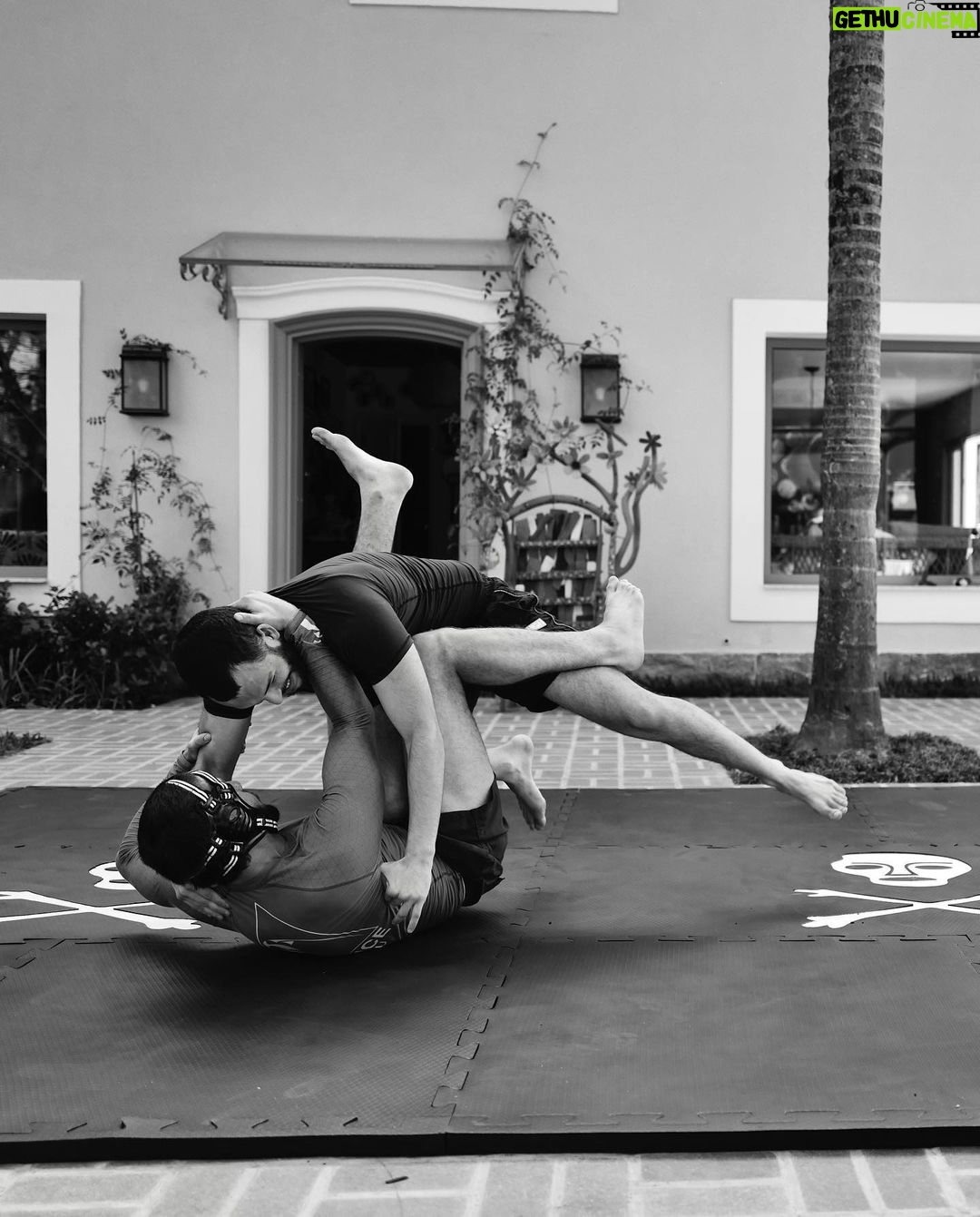 Chay Suede Instagram - Um dumpão do sábado aqui em casa. Teve rolinha, pisicina, moqueca e caos organizado. Foto 1: Papai e Zezé arrasando na piscina. Foto 2: Titio Gui Gui @guilhermeerrocha levando uma raspagenzinha clássica de seu irmão favorito. Foto 3: Papai e Maria arrasando na piscina. Foto 4: Eu tentando ganhar um cotovelinho do meu freguês @efallavena . Foto 5: Mordidinha de amor não dói. Foto 6: Papai focado tentando dominar o óculos de natação. Foto 7: Todo sonho tem algum significado. Meu sonho... fotos coloridas: @gregduboc fotos pb: @pedrodimitrow