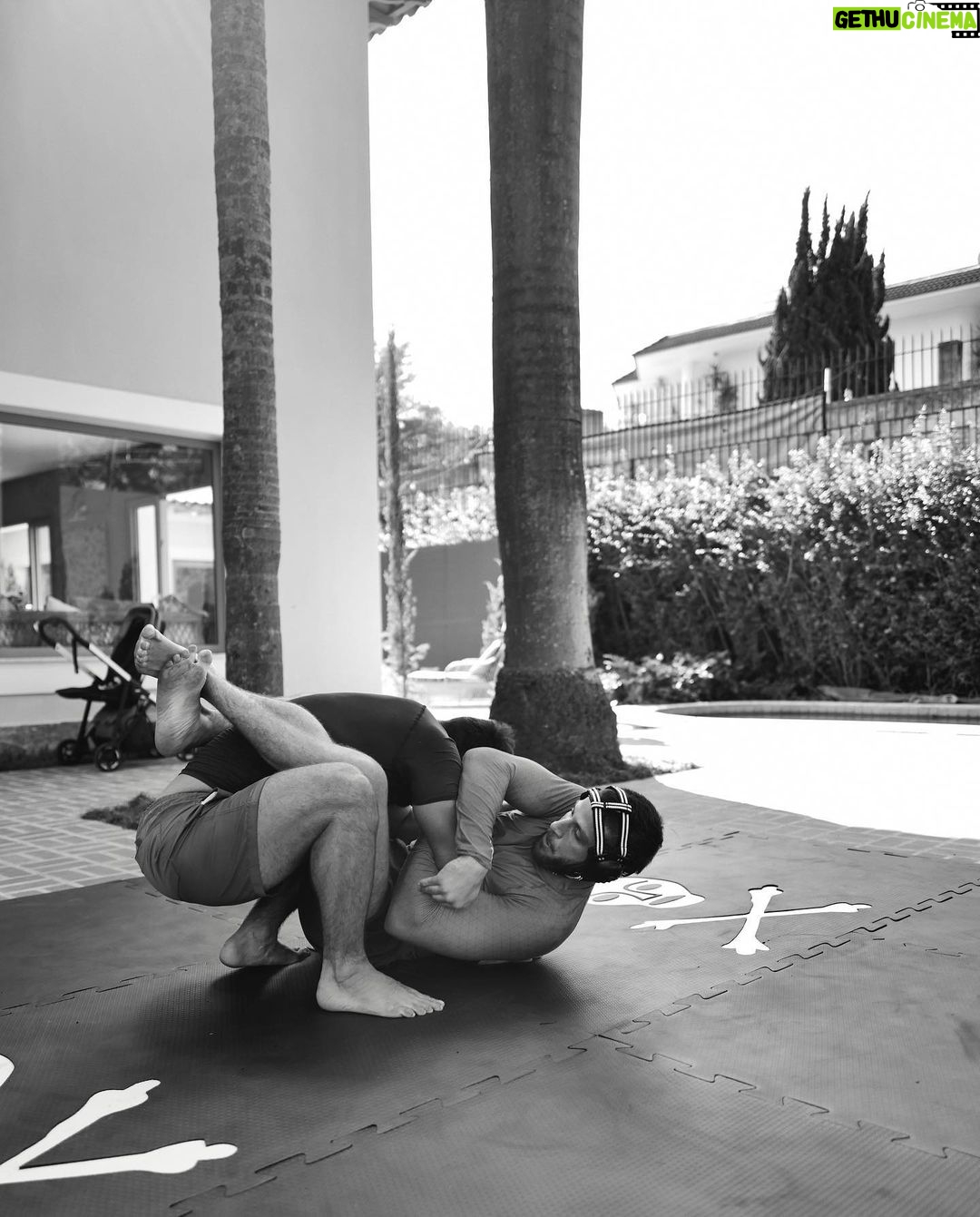 Chay Suede Instagram - Um dumpão do sábado aqui em casa. Teve rolinha, pisicina, moqueca e caos organizado. Foto 1: Papai e Zezé arrasando na piscina. Foto 2: Titio Gui Gui @guilhermeerrocha levando uma raspagenzinha clássica de seu irmão favorito. Foto 3: Papai e Maria arrasando na piscina. Foto 4: Eu tentando ganhar um cotovelinho do meu freguês @efallavena . Foto 5: Mordidinha de amor não dói. Foto 6: Papai focado tentando dominar o óculos de natação. Foto 7: Todo sonho tem algum significado. Meu sonho... fotos coloridas: @gregduboc fotos pb: @pedrodimitrow