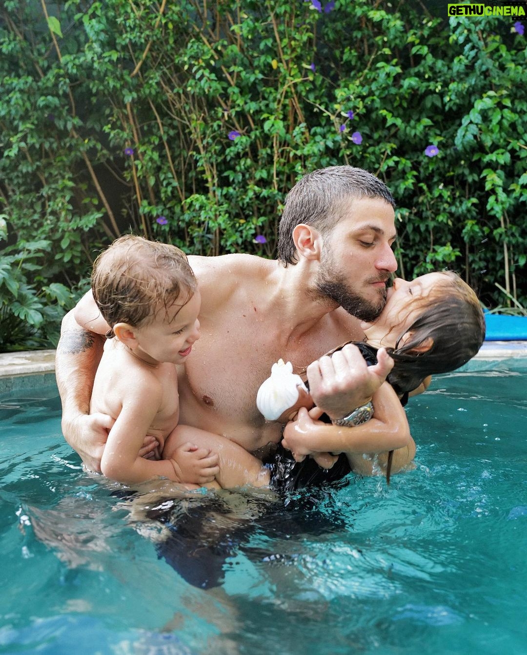 Chay Suede Instagram - Um dumpão do sábado aqui em casa. Teve rolinha, pisicina, moqueca e caos organizado. Foto 1: Papai e Zezé arrasando na piscina. Foto 2: Titio Gui Gui @guilhermeerrocha levando uma raspagenzinha clássica de seu irmão favorito. Foto 3: Papai e Maria arrasando na piscina. Foto 4: Eu tentando ganhar um cotovelinho do meu freguês @efallavena . Foto 5: Mordidinha de amor não dói. Foto 6: Papai focado tentando dominar o óculos de natação. Foto 7: Todo sonho tem algum significado. Meu sonho... fotos coloridas: @gregduboc fotos pb: @pedrodimitrow