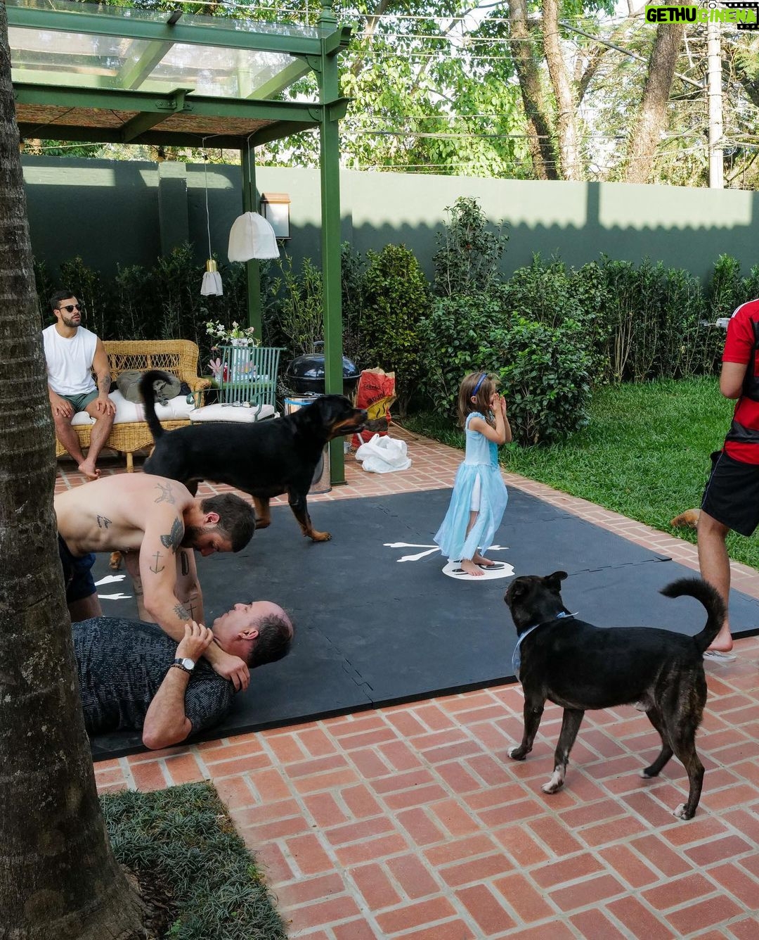 Chay Suede Instagram - Um dumpão do sábado aqui em casa. Teve rolinha, pisicina, moqueca e caos organizado. Foto 1: Papai e Zezé arrasando na piscina. Foto 2: Titio Gui Gui @guilhermeerrocha levando uma raspagenzinha clássica de seu irmão favorito. Foto 3: Papai e Maria arrasando na piscina. Foto 4: Eu tentando ganhar um cotovelinho do meu freguês @efallavena . Foto 5: Mordidinha de amor não dói. Foto 6: Papai focado tentando dominar o óculos de natação. Foto 7: Todo sonho tem algum significado. Meu sonho... fotos coloridas: @gregduboc fotos pb: @pedrodimitrow