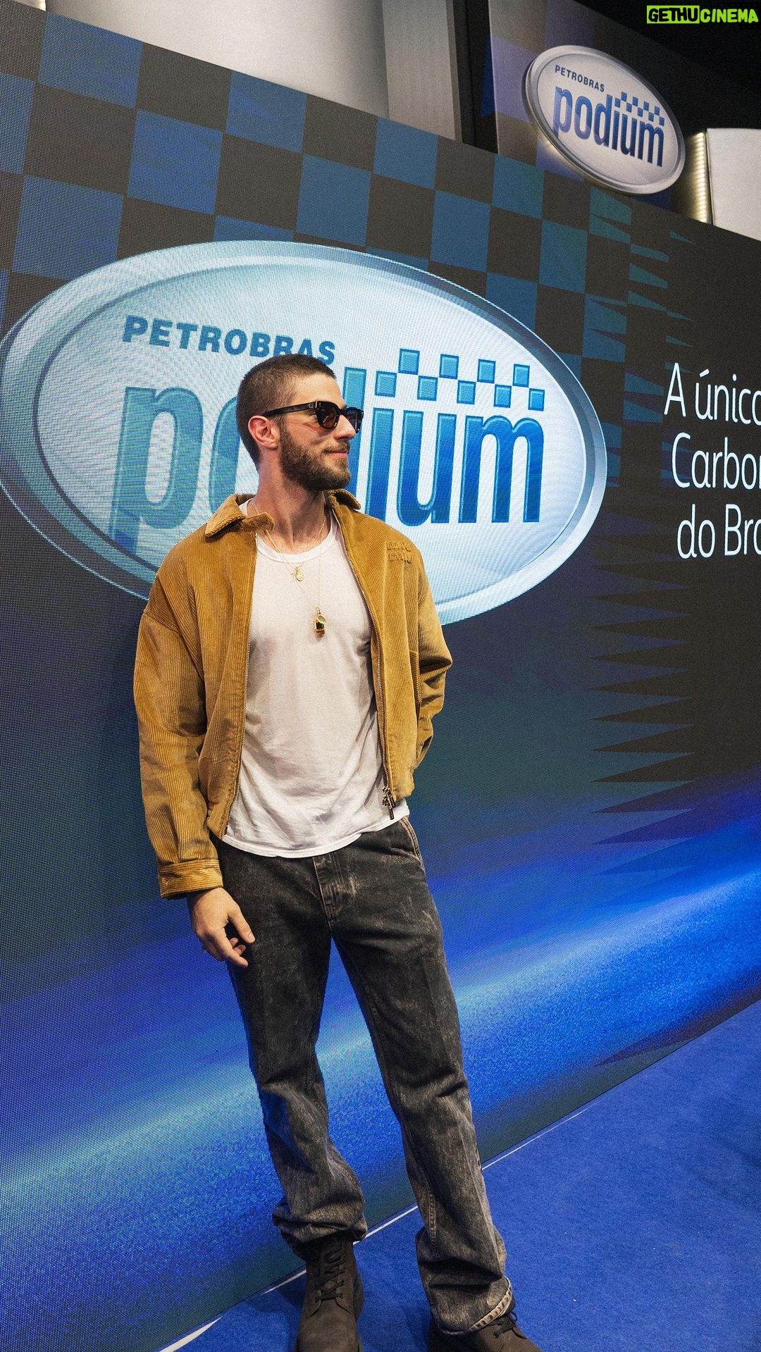Chay Suede Instagram - Funcionou, turminha! Recebi um convite oficial dos @postospetrobras , e agora sou legitimamente embaixador da gasolina favorita de quem adora carro e a única carbono neutro do Brasil, Gasolina Petrobras Pódium :) No vídeo vocês podem ver nosso primeiro dia juntos, foi no SPFW, evento totalmente carbono neutro, assim como a Gasolina Podium. Uma oportunidade interessante pra se unir dois universos que me interessam, moda e automobilismo. Contem com seu embaixador aqui @postospetrobras , obrigado pelo convite, aguardando ansiosamente o próximo 👁👁 #PodiumCarbonoNeutro *Publicidade 🎥 @guilhermeerrocha