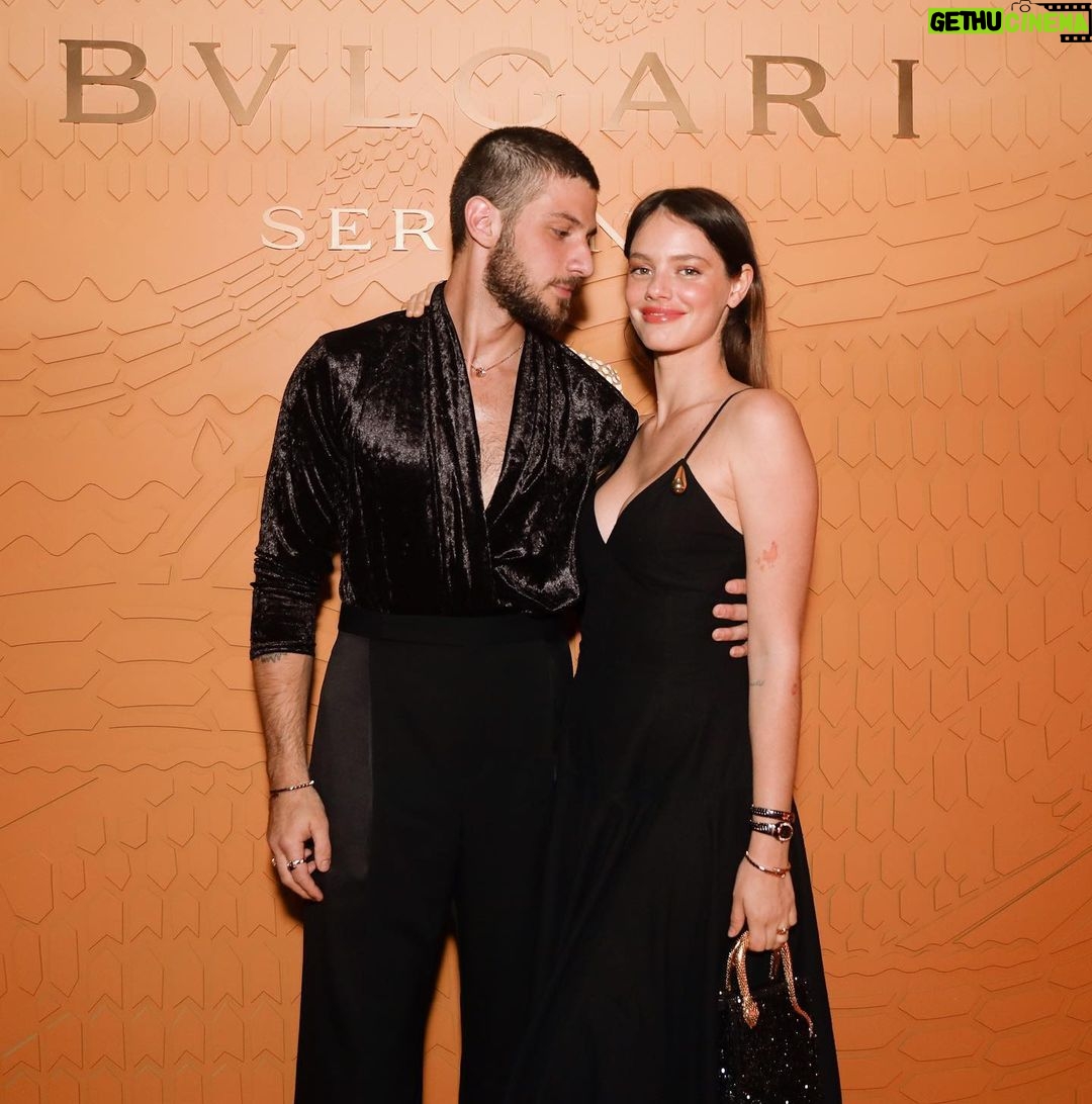 Chay Suede Instagram - Isso foi ontem :) Que alegria comemorar os 75 anos do Ícone Bvlgari Serpenti. E para celebrar, a marca convidou o artista carioca Gabriel Massan para liderar um projeto exclusivo para o mercado brasileiro. Essa é a primeira colaboração criativa da Bulgari com um artista brasileiro. Obrigado @bulgari pelo convite, e pela festa memorável! Saúde, turma! #Serpenti75 #BulgariJewelry #Publicidade 📸 @joaokopv 👕 @thiagobiagi