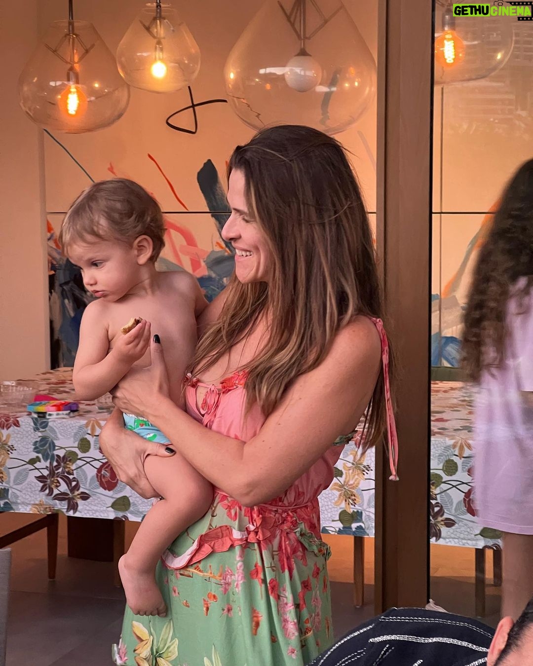 Chay Suede Instagram - Minha amiga gêmea canceriana amada, @ingridguimaraes , é uma alegria celebrar a sua vida, ter você por perto é tão reconfortante. Você é amor puro, sua criatividade, seu ímpeto, sua humildade e seu senso de humor, me inspiram profundamente, todos os dias. Fico feliz demais quando vejo nossas famílias juntas, quando vejo meus meninos no colo da "tia Inguidi", ou minha filha invadindo seu parabéns (passa pro lado kkk). Fico feliz demais quando a gente tá junto, seja em 1822, em nova iorque, ou carregando um sofá pelas ruas Rio, se é com você, sei que vai dar certo. Saúde! Te amo!