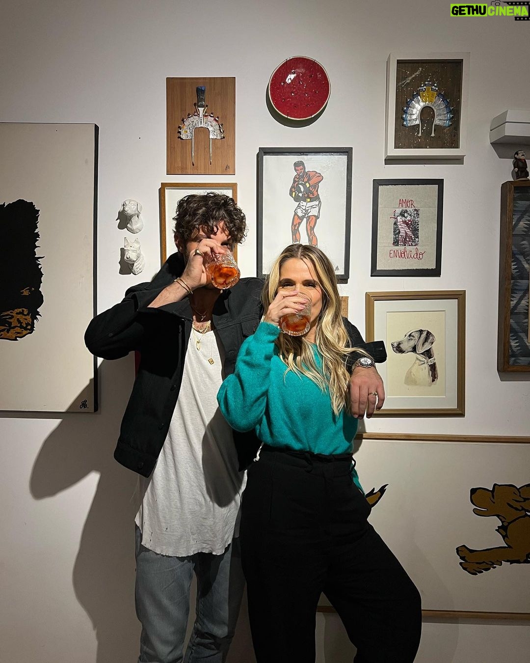 Chay Suede Instagram - Minha amiga gêmea canceriana amada, @ingridguimaraes , é uma alegria celebrar a sua vida, ter você por perto é tão reconfortante. Você é amor puro, sua criatividade, seu ímpeto, sua humildade e seu senso de humor, me inspiram profundamente, todos os dias. Fico feliz demais quando vejo nossas famílias juntas, quando vejo meus meninos no colo da "tia Inguidi", ou minha filha invadindo seu parabéns (passa pro lado kkk). Fico feliz demais quando a gente tá junto, seja em 1822, em nova iorque, ou carregando um sofá pelas ruas Rio, se é com você, sei que vai dar certo. Saúde! Te amo!