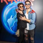 Chay Suede Instagram - Minha criança, gosto muito da energia que essa foto passa, primeiro porque ela nos deixou com uma cara de rockstar incurável, segundo porque ela sintetiza esse grude, essa alegria de irmão mais novo que admira o irmão mais velho e não consegue e nem quer disfarçar. Você é um exemplo pra mim, de muitas, muitas virtudes, um amigo como pouquíssima gente consegue ser. Torço sempre por você, nas batalhas estou sempre do teu lado (menos quando o sparring é comigo), me alegro e vibro com suas vitórias, um amor assim, delicado. Que seus dias sejam cheios de muita graça e que especialmente hoje, você se sinta genuinamente amado e absolutamente valioso. É um privilégio enorme viver a vida com você, te desejo muitos e muitos anos de vida, crionça! Feliz aniversário! Acho que eu sempre quis um irmão mais velho, Deus me deu você de presente. Te amo muito!