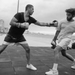 Chay Suede Instagram - Era pra ser apenas um exercício de toque de ombro, num treino do meu parceiro @gonzaloffler_mma com minha criança @joaovicente27 . Mas o @danbehr_ fotografou, e virou dança.