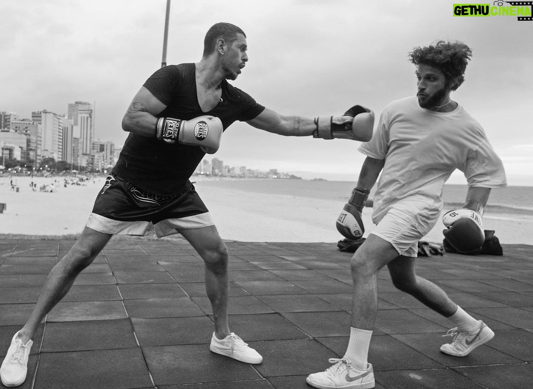 Chay Suede Instagram - Era pra ser apenas um exercício de toque de ombro, num treino do meu parceiro @gonzaloffler_mma com minha criança @joaovicente27 . Mas o @danbehr_ fotografou, e virou dança.