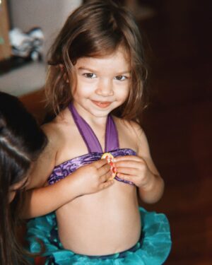 Chay Suede Instagram - Minha filha, quando você nasceu, meu mundo e tudo o que tinha dentro dele, tornou a começar. Todas as certezas, todas as dúvidas, todos os sentimentos bons e ruins ganharam novos e diferentes lugares. 

Você é o que de mais genuíno eu fui capaz de fazer, minha luz do sol, minha alegria, meu deboche preferido. 

Amor da vida do papai, que sua vida seja abençoada, que Deus te dê muitos e muitos anos de vida, que o seu coração se mantenha original assim. 

O amor é o seu sorriso de manhã, suas caretinhas, seu humor. 
Que a vida te faça rir como você me faz.

Te amo, Maria! Feliz aniversário.
O papai é seu, pra sempre.
