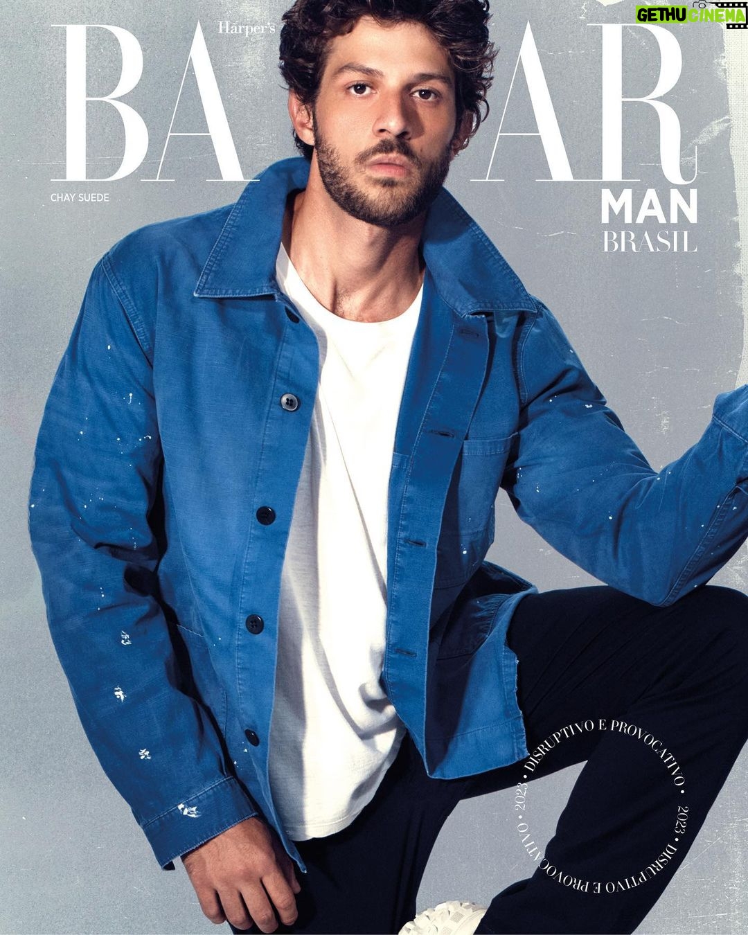 Chay Suede Instagram - Anunciamos hoje a primeira edição de @BazaarManBR. Para a nossa estreia, convidamos @chay Suede para estrelar a capa e um editorial exclusivos - neste clique, ele usa look total @poloralphlauren. Chay, aliás, vem subvertendo o mundo televisivo com seu mocinho de aspiração a vilão em "Travessia", novela das 21h, da Globo. Tem gravado "loucamente" para dar conta da jornada dupla que é administrar as personalidades de Ari. Além da novela, sua rotina reserva (um bom) tempo para a família. Isso inclui a atriz Laura Neiva, sua mulher, e os filhos José e Maria. Um lado empresário vem surgindo, com coleção de joias a caminho. Todas as novidades sobre o artista você encontra na entrevista que está no link da bio. Acesse! #BazaarMan #BazaarDezembro * Fotografia: @gil_inoue Direção de arte: @thiagobatistaart Styling: @thiagobiagi Texto: @aloister Beleza: @bobestvo Produção de moda: @lago.felipe, @fabosafabosa e @rafhacastro Produção executiva: @jvmb011 (@zucahub) Assistente de moda: Maria Siqueira Tratamento de imagem: @altretouch