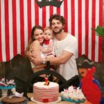 Chay Suede Instagram - #tbt Aniversário de um ano do piratinha do papai :)) Festinha inteiramente feita à mão pela mamãe @neivalaura e pela vovó @michele8franca (com a ajuda de alguns assistentes, @hericagodoy , @leticiaporttto @henrique__rocha , @guilhermerocha11 , @ritaseixasadv @filmiranda, @vanessalaluca, @eu e outros). Com todo amor do mundo. Te amamos, Zezé! ❤️🏴‍☠️