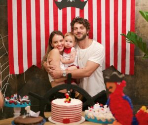 Chay Suede Instagram - #tbt Aniversário de um ano do piratinha do papai :))

Festinha inteiramente feita à mão pela mamãe @neivalaura e pela vovó @michele8franca (com a ajuda de alguns assistentes, @hericagodoy , @leticiaporttto @henrique__rocha , @guilhermerocha11 , @ritaseixasadv @filmiranda, @vanessalaluca, @eu e outros).

Com todo amor do mundo.

Te amamos, Zezé!

❤️🏴‍☠️