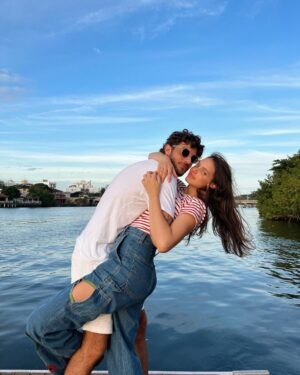 Chay Suede Instagram - Meu amor certo. 

Toda a minha vida ganha significado em você. Graças a Deus por você. Te amo com tudo o que sonhei em ser. 

Conta comigo, mãe dos meus filhos, mulher da minha vida, meu melhor é seu, pra sempre.

Feliz dia, namorada @neivalaura