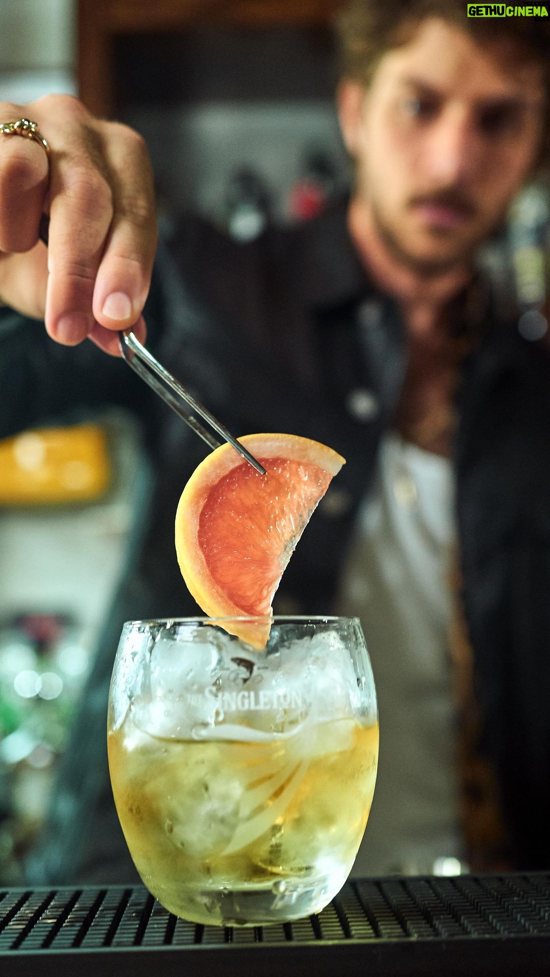 Chay Suede Instagram - #publicidade Dando continuidade às celebrações ao dia mundial do whisky criei a minha receita de plus two com @thesingletonwhisky no @thepunchsp com ajuda do meu irmão @ricardo_miyazaki . Pois gostamos de fazer diferente, quebrar algumas regras e assim como #Singleton, trazer uma nova perspectiva para a categoria de whisky! #OlharSingular Quer experimentar o Pirate’s Nail? A receita está no reels e no cardápio do @thepunchsp Aprecie com moderação. Não compartilhe com menores de 18 anos.
