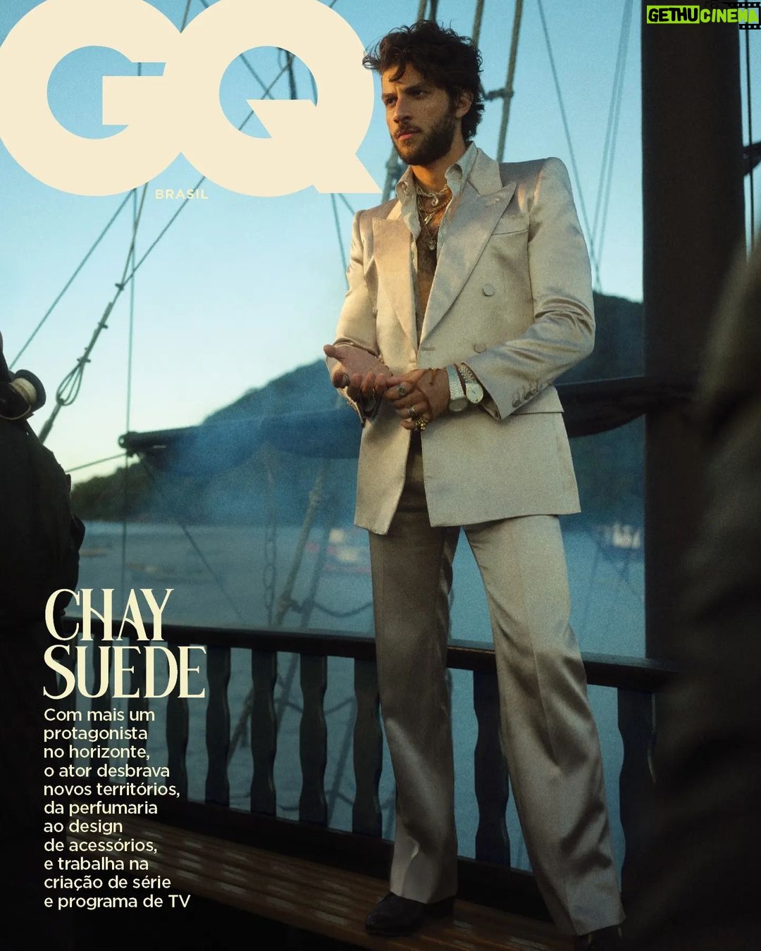 Chay Suede Instagram - @chay assume o “Pirata”, apelido de sua infância em Vitória, no Espírito Santo, para a capa da #GQJunhoJulho. Dos corsários, o ator pega emprestado o espírito desbravador, que se intensificou nos últimos anos. Hoje, ele investe na arte de fazer perfumes, desenha bolsas e joias, e até criou um par de halteres que imita seus punhos e mãos. "Eu tenho muita curiosidade, a ponto de não conseguir dormir, às vezes, sem saber uma coisa inteira. Quando entro num assunto, viro nerd naquilo", diz. A GQ Brasil de junho/julho já está nas bancas e no aplicativo @globomais. Você também pode comprar a revista agora, clicando no link da bio, e recebê-la em sua casa. Por enquanto, entrega disponível para Grande São Paulo, Campinas, Rio de Janeiro, Curitiba, Porto Alegre e Brasília. Diretor de conteúdo: @daniel_bergamasco Foto: @nixon_freire Coordenação executiva: @enzoamendola e @mihalymartins Assistentes de fotografia: @tinhosousa, @joaoxoc e @7tijolada Styling: @thiagobiagi Assistente de moda: @luanamalinovski Assistentes de produção: @tcharlietuna e @sobre_o_solo Make e hair: @luzcidez Edição de arte: @victoramirabile Eletricistas: Tatuzinho e @ronesoares Tratamento de imagem: @factoryretouch Texto: @ligiamesquita Chay Suede veste @gucci Agradecimento: @escunaperolanegrabertioga #GQBrasil #ChayNaGQ #ChaySuede #ModaMasculina