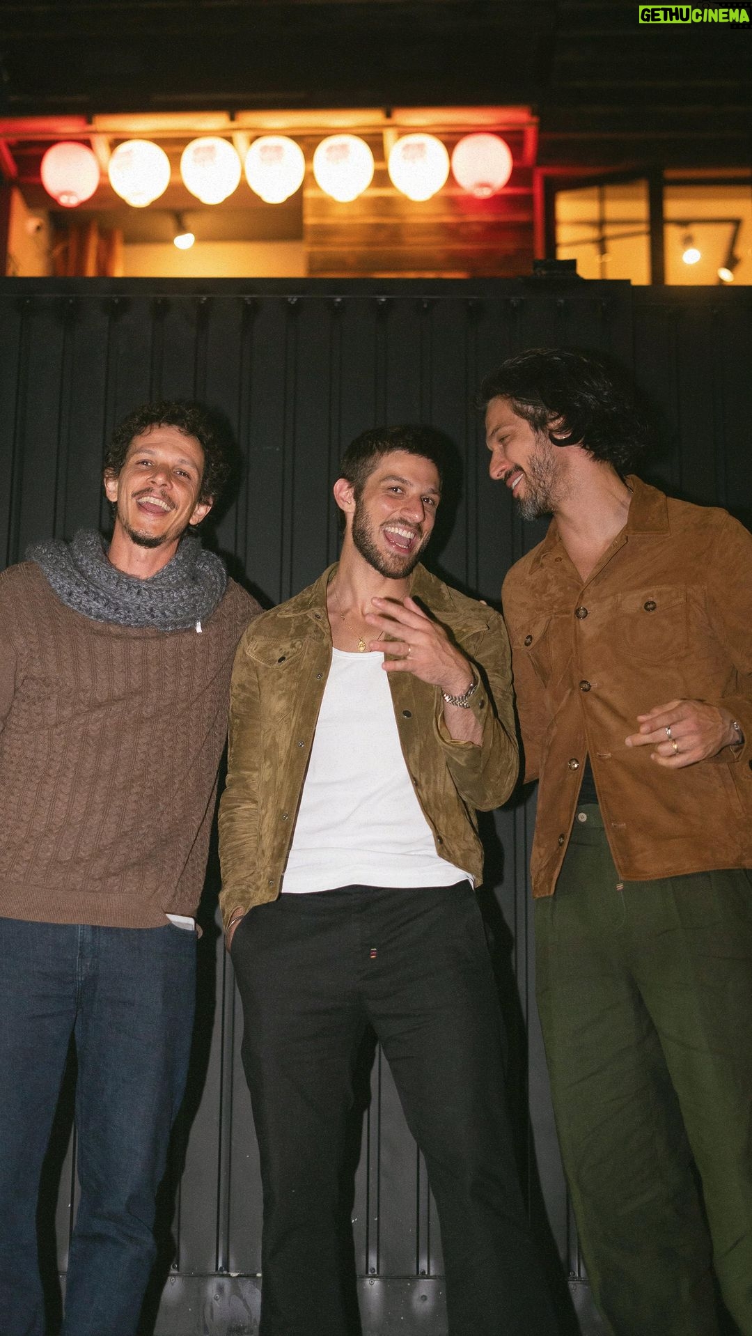 Chay Suede Instagram - Eu não sei exatamente quando isso começou, mas já faz um tempo, que pra mim, quinta é dia de tomar uma, encontrar meus amigos, e rir de tudo e qualquer coisa. Eu sempre faço questão das minhas quintas. Tava morrendo de saudade desses meus irmãos, @romuloestrela e @lossorafael , e esse #tbt é pra celebrar nossa quinta passada. Quem aí investe nas quintas-feiras? 🎥 @guilhermeerrocha