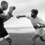 Chay Suede Instagram - Era pra ser apenas um exercício de toque de ombro, num treino do meu parceiro @gonzaloffler_mma com minha criança @joaovicente27 . Mas o @danbehr_ fotografou, e virou dança.