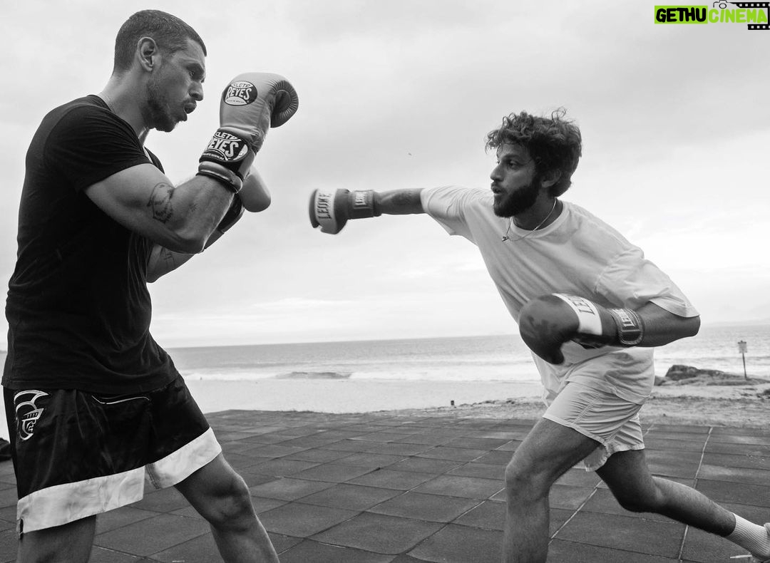 Chay Suede Instagram - Era pra ser apenas um exercício de toque de ombro, num treino do meu parceiro @gonzaloffler_mma com minha criança @joaovicente27 . Mas o @danbehr_ fotografou, e virou dança.