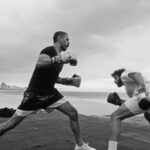 Chay Suede Instagram - Era pra ser apenas um exercício de toque de ombro, num treino do meu parceiro @gonzaloffler_mma com minha criança @joaovicente27 . Mas o @danbehr_ fotografou, e virou dança.