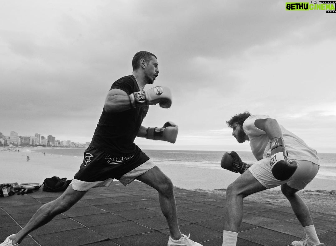 Chay Suede Instagram - Era pra ser apenas um exercício de toque de ombro, num treino do meu parceiro @gonzaloffler_mma com minha criança @joaovicente27 . Mas o @danbehr_ fotografou, e virou dança.