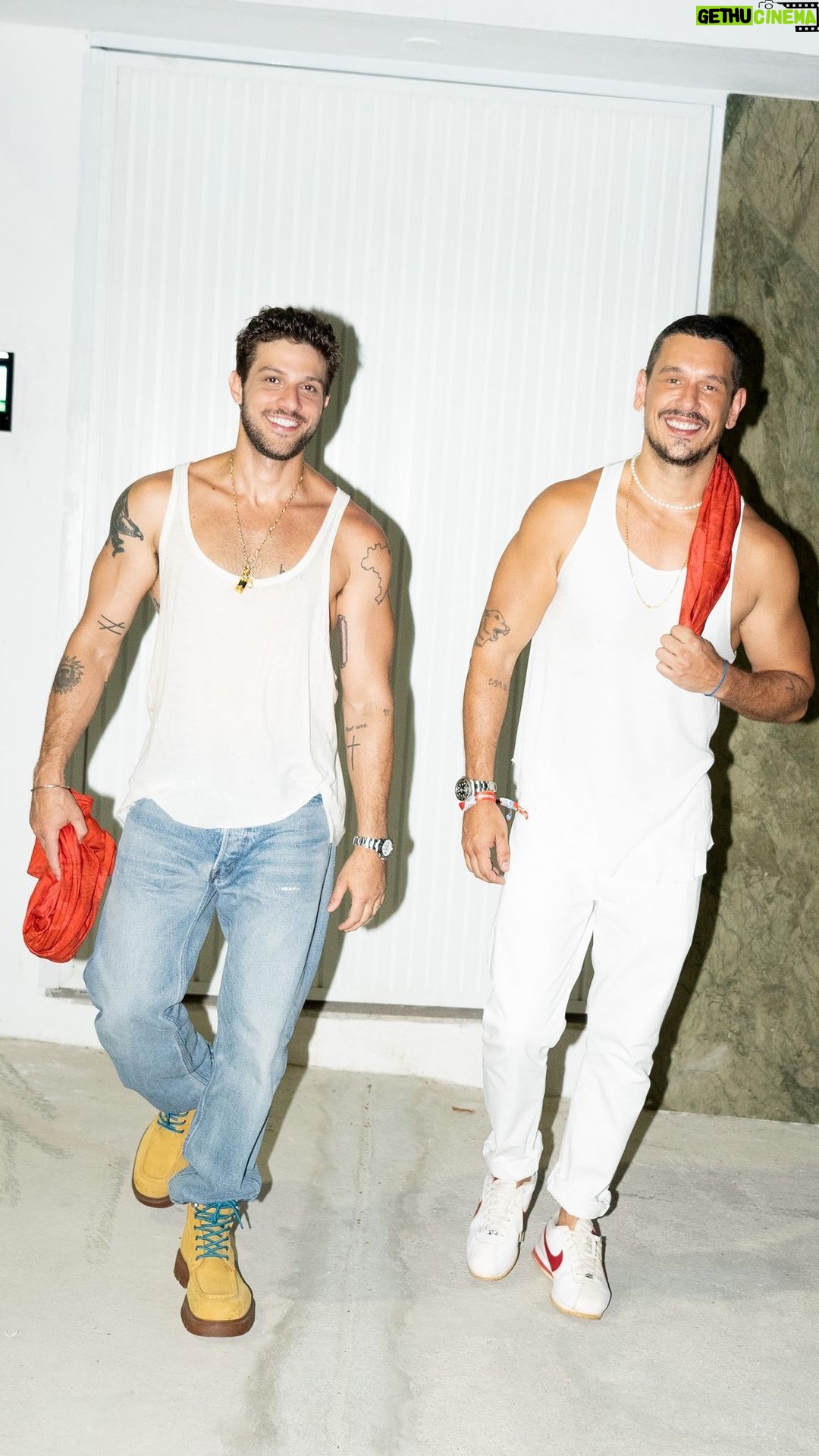 Chay Suede Instagram - Fala turminha! Vocês viram que eu estou passando meu carnaval com Colgate Luminous White Glow? Domingo foi dia do Unidos do Bloco Glow na Sapucai, com muita alegria e sorriso bem branquinho. Vem garantir também seu sorriso branco, seja no carnaval ou em todos os momentos do ano. *consulte seu dentista antes de brilhar com Colgate Luminous White Glow #LWGlow #DêUmGlow @colgatebrasil *publi