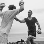 Chay Suede Instagram - Era pra ser apenas um exercício de toque de ombro, num treino do meu parceiro @gonzaloffler_mma com minha criança @joaovicente27 . Mas o @danbehr_ fotografou, e virou dança.
