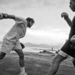 Chay Suede Instagram - Era pra ser apenas um exercício de toque de ombro, num treino do meu parceiro @gonzaloffler_mma com minha criança @joaovicente27 . Mas o @danbehr_ fotografou, e virou dança.