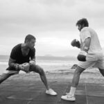Chay Suede Instagram - Era pra ser apenas um exercício de toque de ombro, num treino do meu parceiro @gonzaloffler_mma com minha criança @joaovicente27 . Mas o @danbehr_ fotografou, e virou dança.