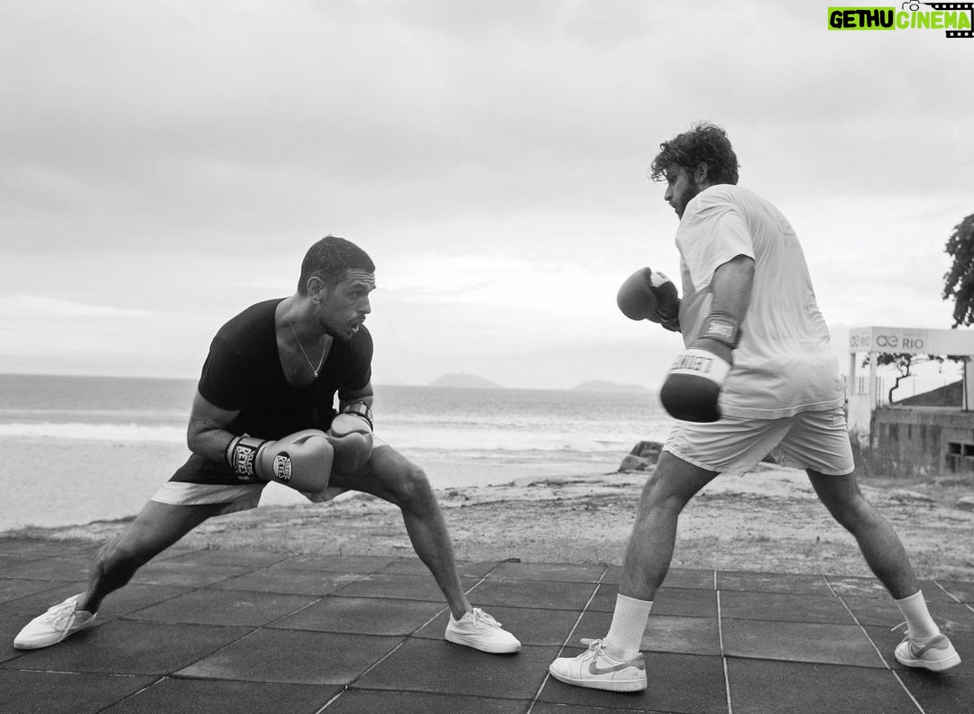 Chay Suede Instagram - Era pra ser apenas um exercício de toque de ombro, num treino do meu parceiro @gonzaloffler_mma com minha criança @joaovicente27 . Mas o @danbehr_ fotografou, e virou dança.