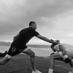 Chay Suede Instagram - Era pra ser apenas um exercício de toque de ombro, num treino do meu parceiro @gonzaloffler_mma com minha criança @joaovicente27 . Mas o @danbehr_ fotografou, e virou dança.