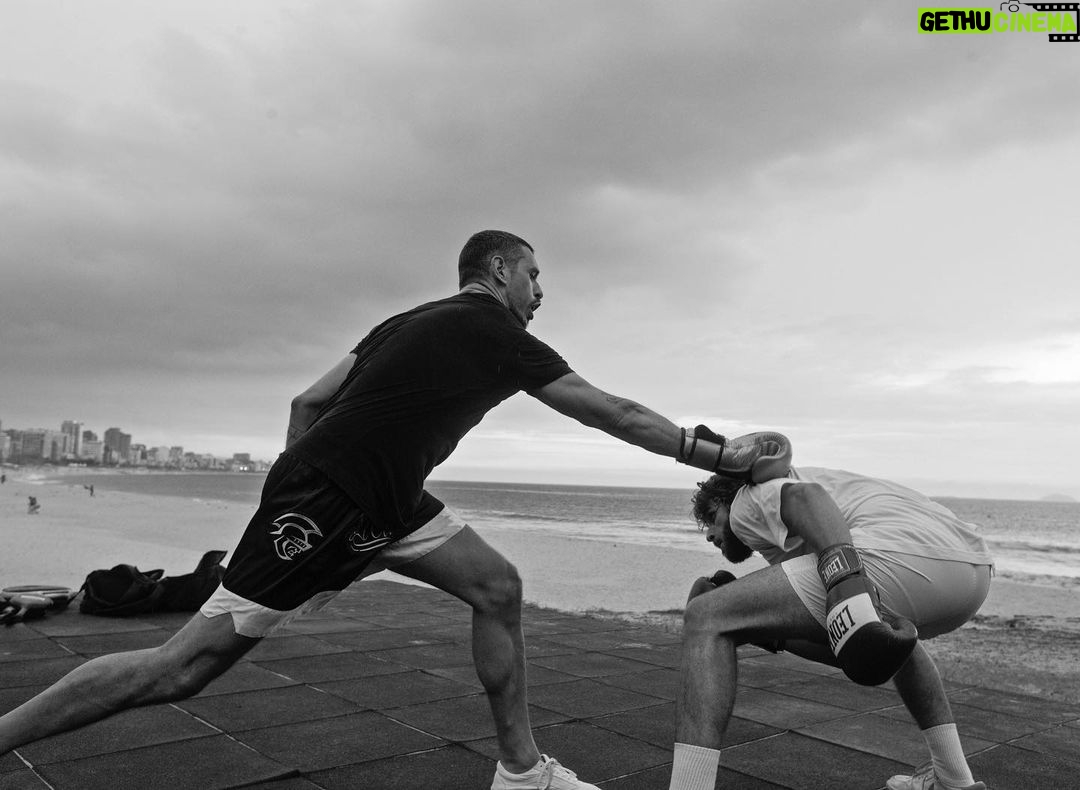 Chay Suede Instagram - Era pra ser apenas um exercício de toque de ombro, num treino do meu parceiro @gonzaloffler_mma com minha criança @joaovicente27 . Mas o @danbehr_ fotografou, e virou dança.