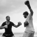 Chay Suede Instagram - Era pra ser apenas um exercício de toque de ombro, num treino do meu parceiro @gonzaloffler_mma com minha criança @joaovicente27 . Mas o @danbehr_ fotografou, e virou dança.