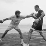 Chay Suede Instagram - Era pra ser apenas um exercício de toque de ombro, num treino do meu parceiro @gonzaloffler_mma com minha criança @joaovicente27 . Mas o @danbehr_ fotografou, e virou dança.