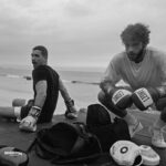 Chay Suede Instagram - Era pra ser apenas um exercício de toque de ombro, num treino do meu parceiro @gonzaloffler_mma com minha criança @joaovicente27 . Mas o @danbehr_ fotografou, e virou dança.