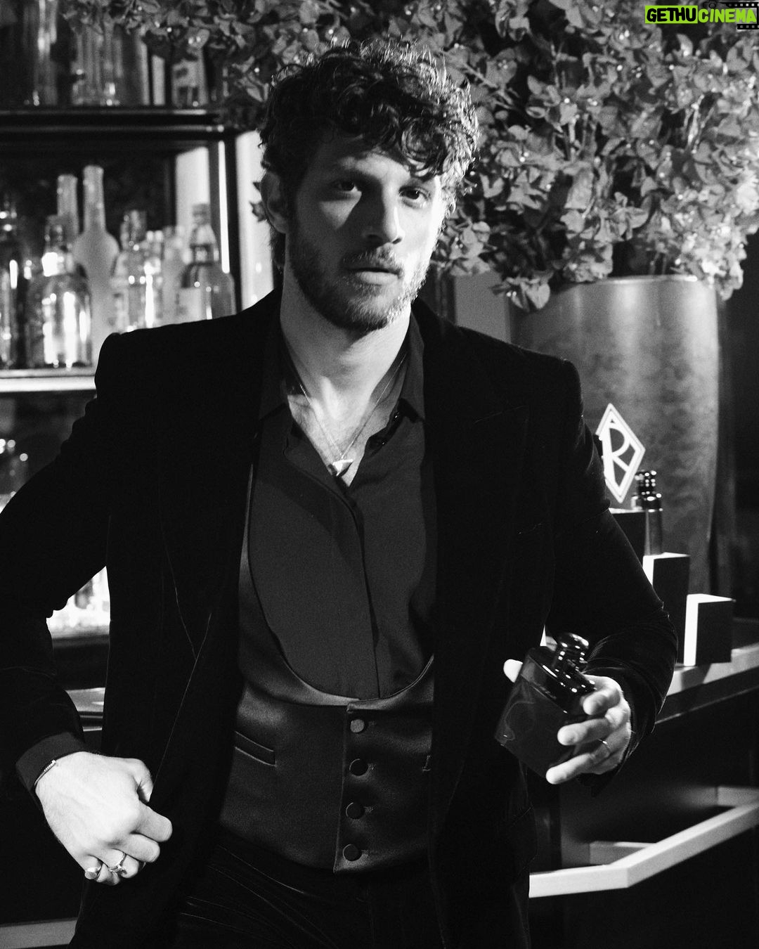 Chay Suede Instagram - Ralph's Club é o presente incrível para aquela pessoa especial nesse natal. Com esse perfume, me sinto pronto para uma noite inesquecível. #ralphsclub #ralphlaurenfragrances #RLFPartner @ralphlaurenfragrances