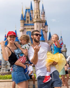 Chay Suede Instagram - A gente já tá com saudade. 

@disneyworld.brasil 

💘