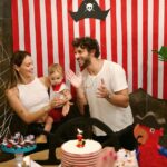 Chay Suede Instagram - #tbt Aniversário de um ano do piratinha do papai :)) Festinha inteiramente feita à mão pela mamãe @neivalaura e pela vovó @michele8franca (com a ajuda de alguns assistentes, @hericagodoy , @leticiaporttto @henrique__rocha , @guilhermerocha11 , @ritaseixasadv @filmiranda, @vanessalaluca, @eu e outros). Com todo amor do mundo. Te amamos, Zezé! ❤️🏴‍☠️