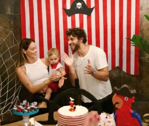 Chay Suede Instagram - #tbt Aniversário de um ano do piratinha do papai :))

Festinha inteiramente feita à mão pela mamãe @neivalaura e pela vovó @michele8franca (com a ajuda de alguns assistentes, @hericagodoy , @leticiaporttto @henrique__rocha , @guilhermerocha11 , @ritaseixasadv @filmiranda, @vanessalaluca, @eu e outros).

Com todo amor do mundo.

Te amamos, Zezé!

❤️🏴‍☠️