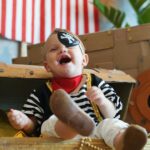 Chay Suede Instagram - #tbt Aniversário de um ano do piratinha do papai :)) Festinha inteiramente feita à mão pela mamãe @neivalaura e pela vovó @michele8franca (com a ajuda de alguns assistentes, @hericagodoy , @leticiaporttto @henrique__rocha , @guilhermerocha11 , @ritaseixasadv @filmiranda, @vanessalaluca, @eu e outros). Com todo amor do mundo. Te amamos, Zezé! ❤️🏴‍☠️