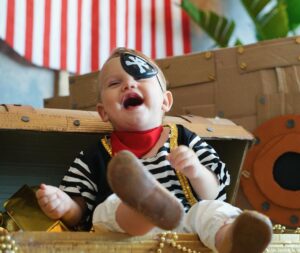 Chay Suede Instagram - #tbt Aniversário de um ano do piratinha do papai :))

Festinha inteiramente feita à mão pela mamãe @neivalaura e pela vovó @michele8franca (com a ajuda de alguns assistentes, @hericagodoy , @leticiaporttto @henrique__rocha , @guilhermerocha11 , @ritaseixasadv @filmiranda, @vanessalaluca, @eu e outros).

Com todo amor do mundo.

Te amamos, Zezé!

❤️🏴‍☠️