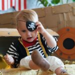 Chay Suede Instagram - #tbt Aniversário de um ano do piratinha do papai :)) Festinha inteiramente feita à mão pela mamãe @neivalaura e pela vovó @michele8franca (com a ajuda de alguns assistentes, @hericagodoy , @leticiaporttto @henrique__rocha , @guilhermerocha11 , @ritaseixasadv @filmiranda, @vanessalaluca, @eu e outros). Com todo amor do mundo. Te amamos, Zezé! ❤️🏴‍☠️