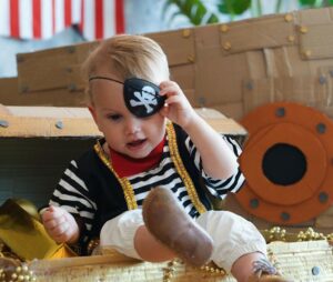 Chay Suede Instagram - #tbt Aniversário de um ano do piratinha do papai :))

Festinha inteiramente feita à mão pela mamãe @neivalaura e pela vovó @michele8franca (com a ajuda de alguns assistentes, @hericagodoy , @leticiaporttto @henrique__rocha , @guilhermerocha11 , @ritaseixasadv @filmiranda, @vanessalaluca, @eu e outros).

Com todo amor do mundo.

Te amamos, Zezé!

❤️🏴‍☠️
