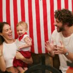Chay Suede Instagram - #tbt Aniversário de um ano do piratinha do papai :)) Festinha inteiramente feita à mão pela mamãe @neivalaura e pela vovó @michele8franca (com a ajuda de alguns assistentes, @hericagodoy , @leticiaporttto @henrique__rocha , @guilhermerocha11 , @ritaseixasadv @filmiranda, @vanessalaluca, @eu e outros). Com todo amor do mundo. Te amamos, Zezé! ❤️🏴‍☠️
