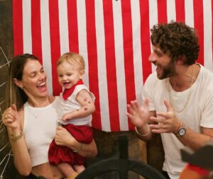 Chay Suede Instagram - #tbt Aniversário de um ano do piratinha do papai :))

Festinha inteiramente feita à mão pela mamãe @neivalaura e pela vovó @michele8franca (com a ajuda de alguns assistentes, @hericagodoy , @leticiaporttto @henrique__rocha , @guilhermerocha11 , @ritaseixasadv @filmiranda, @vanessalaluca, @eu e outros).

Com todo amor do mundo.

Te amamos, Zezé!

❤️🏴‍☠️