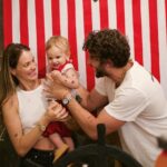 Chay Suede Instagram - #tbt Aniversário de um ano do piratinha do papai :)) Festinha inteiramente feita à mão pela mamãe @neivalaura e pela vovó @michele8franca (com a ajuda de alguns assistentes, @hericagodoy , @leticiaporttto @henrique__rocha , @guilhermerocha11 , @ritaseixasadv @filmiranda, @vanessalaluca, @eu e outros). Com todo amor do mundo. Te amamos, Zezé! ❤️🏴‍☠️