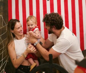 Chay Suede Instagram - #tbt Aniversário de um ano do piratinha do papai :))

Festinha inteiramente feita à mão pela mamãe @neivalaura e pela vovó @michele8franca (com a ajuda de alguns assistentes, @hericagodoy , @leticiaporttto @henrique__rocha , @guilhermerocha11 , @ritaseixasadv @filmiranda, @vanessalaluca, @eu e outros).

Com todo amor do mundo.

Te amamos, Zezé!

❤️🏴‍☠️