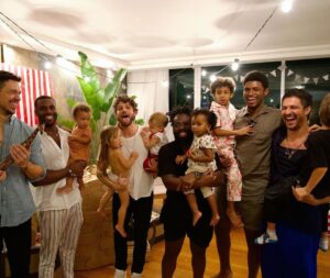Chay Suede Instagram - #tbt Aniversário de um ano do piratinha do papai :))

Festinha inteiramente feita à mão pela mamãe @neivalaura e pela vovó @michele8franca (com a ajuda de alguns assistentes, @hericagodoy , @leticiaporttto @henrique__rocha , @guilhermerocha11 , @ritaseixasadv @filmiranda, @vanessalaluca, @eu e outros).

Com todo amor do mundo.

Te amamos, Zezé!

❤️🏴‍☠️