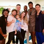 Chay Suede Instagram - #tbt Aniversário de um ano do piratinha do papai :)) Festinha inteiramente feita à mão pela mamãe @neivalaura e pela vovó @michele8franca (com a ajuda de alguns assistentes, @hericagodoy , @leticiaporttto @henrique__rocha , @guilhermerocha11 , @ritaseixasadv @filmiranda, @vanessalaluca, @eu e outros). Com todo amor do mundo. Te amamos, Zezé! ❤️🏴‍☠️