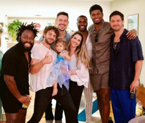 Chay Suede Instagram - #tbt Aniversário de um ano do piratinha do papai :))

Festinha inteiramente feita à mão pela mamãe @neivalaura e pela vovó @michele8franca (com a ajuda de alguns assistentes, @hericagodoy , @leticiaporttto @henrique__rocha , @guilhermerocha11 , @ritaseixasadv @filmiranda, @vanessalaluca, @eu e outros).

Com todo amor do mundo.

Te amamos, Zezé!

❤️🏴‍☠️