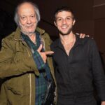 Chay Suede Instagram - Vai em paz, Erasmo, nosso tremendão, tão gigante quanto gentil. Suas canções fizeram, fazem e continuarão fazendo nossa vida melhor. Obrigado! Que privilégio ter tido a oportunidade de te homenagear em vida, serei eternamente grato. Da Tijuca pro mundo, pra sempre.
