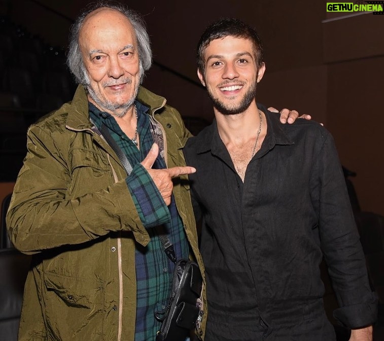 Chay Suede Instagram - Vai em paz, Erasmo, nosso tremendão, tão gigante quanto gentil. Suas canções fizeram, fazem e continuarão fazendo nossa vida melhor. Obrigado! Que privilégio ter tido a oportunidade de te homenagear em vida, serei eternamente grato. Da Tijuca pro mundo, pra sempre.